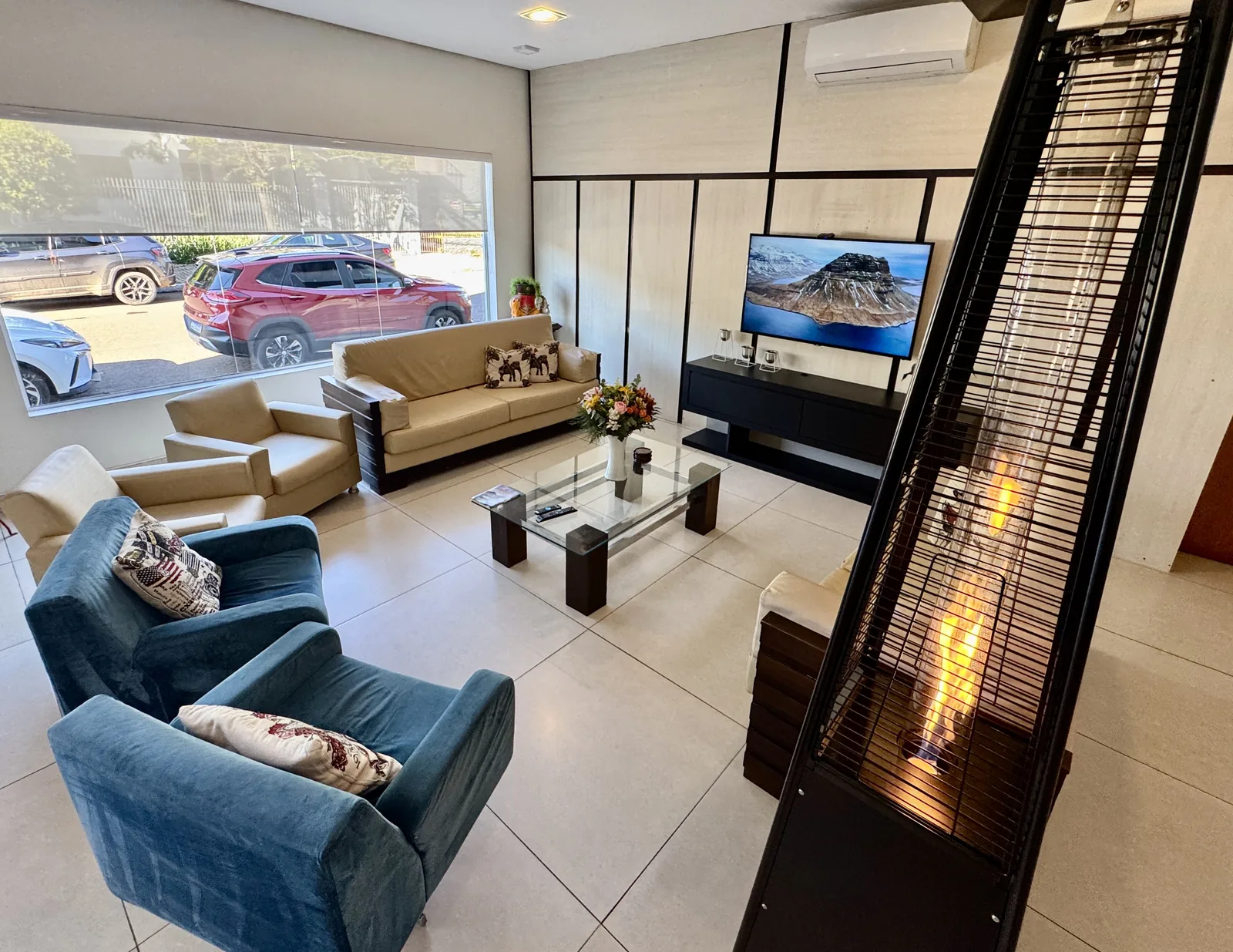 Sala de estar com vista para a rua