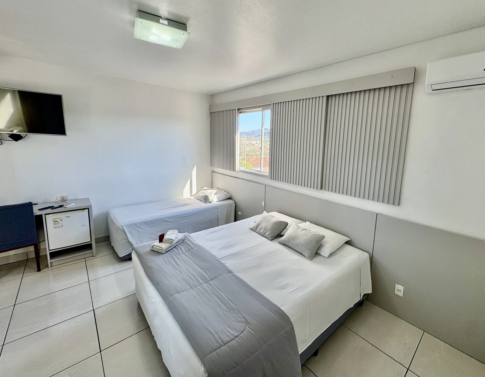 Quarto com cama de casal e cama de solteiro